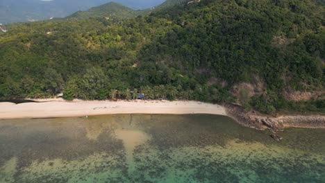 Filmische-Drohnenaufnahme-Einer-Wunderschönen-Tropischen-Insel-In-Thailand