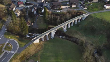 Histórico-Puente-Peatonal-Sobre-Un-Río-En-Mieussy,-Francia