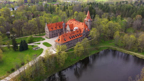 Majestätisches-Schloss-Cesvaine-In-Einer-Parallaxenaufnahme-Aus-Der-Luft