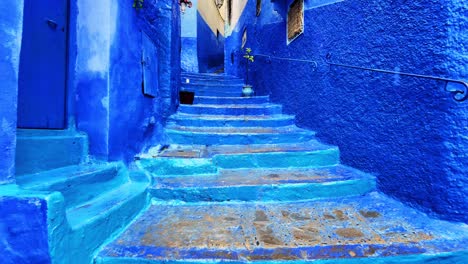 Spaziergang-In-Chefchaouen-Marokko-Blaue-Stadt-Nordafrika-Schöne-Touristische-Blaue-Stadt