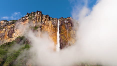 Der-Angel-Falls-Stürzt-über-Den-Rand-Des-Auyan-Tepui-Bergs-Im-Canaima-Nationalpark,-Venezuela