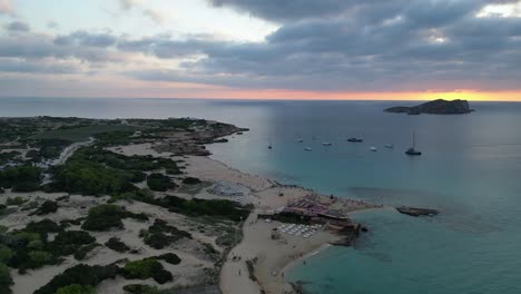 Strand-Von-Cala-Comte-Mit-Booten,-Atemberaubender-Sonnenuntergangshimmel-Auf-Ibiza