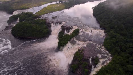 Aerial-video-of-the-Canaima´s-lake,-in-Bolivar,-Venezuela,-flying-over-the-waterfalls