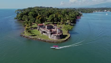 Luftaufnahme-Im-Orbit-über-Der-Touristenattraktion-San-Felipe-Castle-Of-Lara-Sweet-River-Izabal-Guatemala