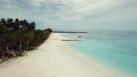 Drohnenvideo-Eines-Tropischen-Resorts-Auf-Den-Malediven,-Blaue-Lagune,-Grüne-Palmen,-Türkisfarbenes-Flachwasser,-Insel-4k