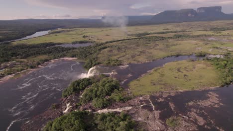 Luftbildvideo-Vom-Canaimasee-In-Bolivar,-Venezuela,-Flug-über-Die-Wasserfälle