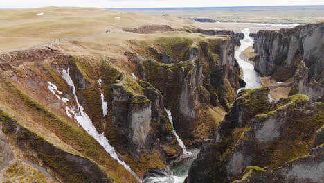 Cañón-Fjadrargljufur-Con-Río-En-Islandia,-Hermosa-Naturaleza-Nórdica