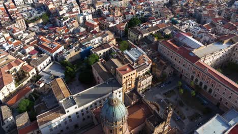 Rückwärtsaufnahme-Einer-Drohne-Zeigt-Die-Kathedrale-Von-Palermo-In-Der-Sizilianischen-Hauptstadt