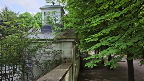 Toma-Estática-De-Una-Pequeña-Casa-En-Un-Hermoso-Jardín-Público.