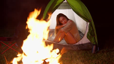 Einsame,-Traurige-Asiatische-Frau,-Die-In-Ihrem-Zelt-Schläft,-Während-Sie-Allein-Im-Freien-Vor-Dem-Lagerfeuer-Campiert