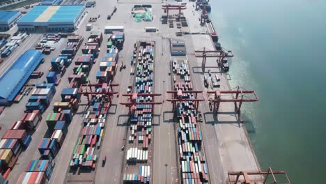 Vogelperspektive-Des-Containerterminals,-Logistikzentrum-Für-Den-Industriellen-Gütertransport,-Seehafencontainer,-Die-Im-Import-Export-Geschäft-Auf-Schiffe-Geladen-Werden
