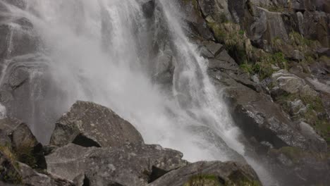 Mächtige-Kaskaden-Fließen-über-Die-Felsen-In-Den-Cascate-Nardis-Im-Trentino-Im-Val-Di-Genova,-Italien