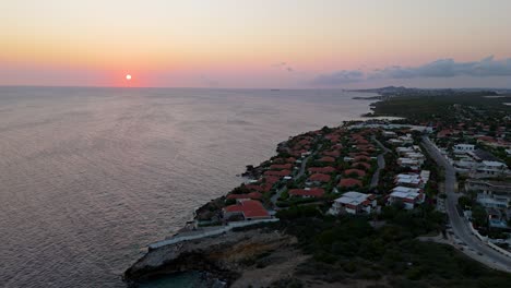 Heitere,-Ruhige-Häuser-An-Der-Tropischen-Küste-Mit-Sonnenuntergang-Unter-Dem-Horizont-In-Der-Ferne