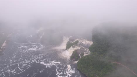 Aerial-video-of-the-Canaima´s-lagoon,-in-Bolivar-State,-Venezuela,-flying-through-clouds-over-the-waterfalls