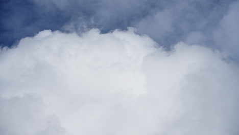 Weite-Fläche-Bauschender-Weißer-Wolken-Vor-Blauem-Himmel,-Aufgenommen-Im-Zeitraffer