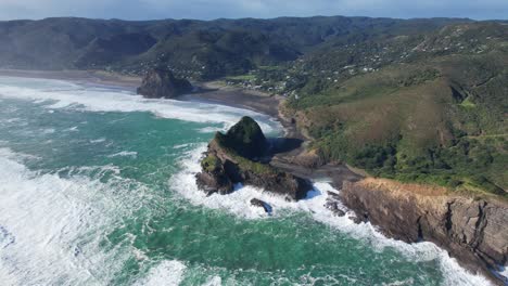 Hermosa-Playa-De-Piha-Cerca-De-Auckland-En-Nueva-Zelanda---Toma-Aérea-De-Drones