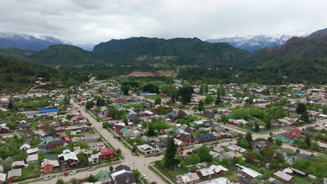 Luftaufnahme-Der-Stadt-Futaleufu-In-Patagonien