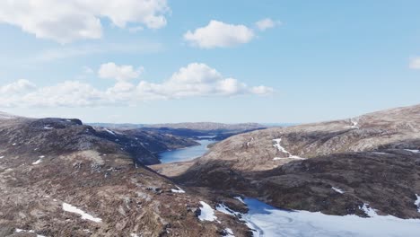 Lago-Pålvatnet-Y-Montañas-Durante-El-Día-En-Noruega---Toma-Aérea