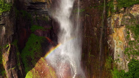 Arco-Iris-Sobre-El-Salto-Ángel-Cayendo-Desde-La-Montaña-Auyan-Tepui-En-El-Parque-Nacional-Canaima,-Bolívar,-Venezuela
