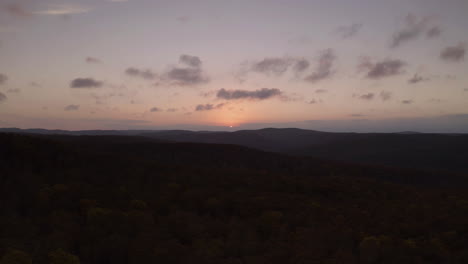 La-última-Luz-Del-Sol-Cae-Bajo-El-Horizonte-Nublado-Mientras-La-Oscuridad-Envuelve-A-Los-Ozarks-En-Otoño.