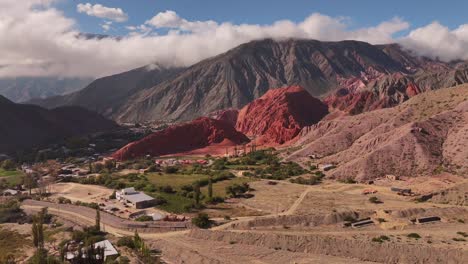 Landschaft-Des-Touristischen-Cerro-Siete-Colores-In-Der-Provinz-Purmamarca-In-Jujuy,-Argentinien