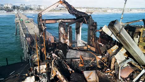 Secuelas-Del-Incendio-En-El-Muelle-De-Oceanside,-Vista-De-Drones