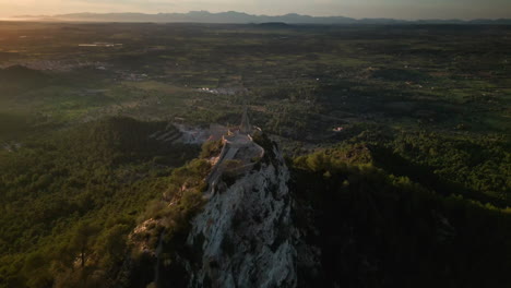 Luftaufnahme-Des-Heiligtums-Von-Sant-Salvador-Bei-Sonnenuntergang