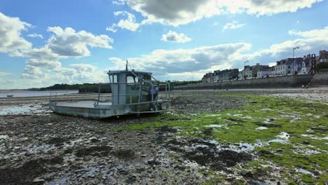 Barco-Varado-Durante-La-Marea-Baja-En-Cancale,-Bretaña-En-Francia