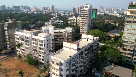 Edificios-Cerca-De-Un-Dron-Junto-A-La-Playa-De-Varsova-Filmado-En-Mumbai