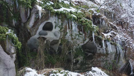 Eisbedeckter-Berghang-In-Japan,-Winteransicht-Der-Yamadera-Klippen