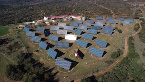 Ein-Weitläufiges-Solarkraftwerk-In-Lleida,-Katalonien,-Mit-Riesigen-Paneelen,-Luftaufnahme