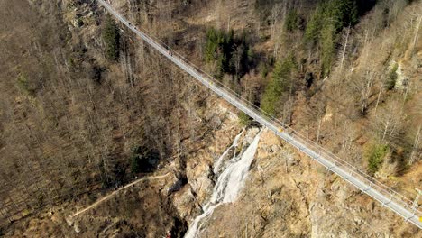 Draufsicht-Auf-Menschen,-Die-Auf-Einer-Hängebrücke-über-Die-Wasserfälle-In-Süddeutschland-Spazieren