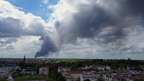 Catastrófica-Columna-De-Humo-Denso-Incendio-Importante-Sobre-El-Horizonte-Nublado-De-Berlín