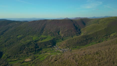 Vista-Panorámica-Del-Pueblo-De-Piornedo-En-Las-Montañas-De-Ancares-En-España---Disparo-De-Drones