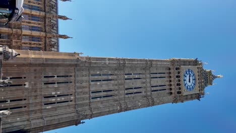 Blick-Hinauf-Zum-Elizabeth-Tower-Big-Ben-Mit-Einem-Vorbeifahrenden-Touristen-Sightseeing-Bus-An-Einem-Sonnigen-Morgen-Mit-Blauem-Himmel