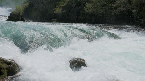 Una-Cascada-Con-Una-Gran-Cantidad-De-Agua-En-Un-Río-De-Montaña-Limpio-Y-Salvaje