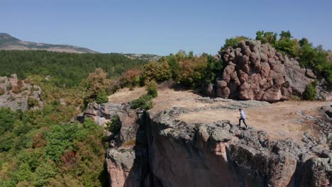 Männlicher-Tourist-Im-Thrakischen-Heiligtum-Harman-Kaya-Auf-Dem-Plateau