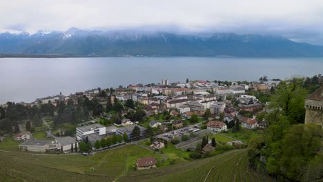 Montreux,-Eine-Stadt-An-Einem-Wunderschönen-See-Mit-Blick-Auf-Die-Berge-Auf-Der-Anderen-Seite-Des-Sees-An-Einem-Bewölkten-Tag