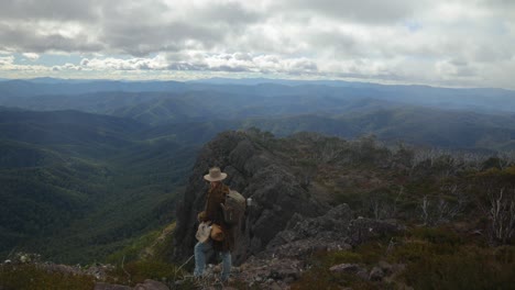 Australian-swagman-stands-on-top-of-mountains-in-the-Victorian-high-country