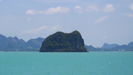 Pasando-Por-La-Hermosa-Isla-Rocosa-En-El-Mar-De-Andamán-Tailandés
