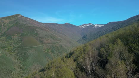 Luftaufnahme-Der-Vegetation-Und-Der-Berge-In-Piornedo,-Galicien,-Spanien---Drohnenaufnahme