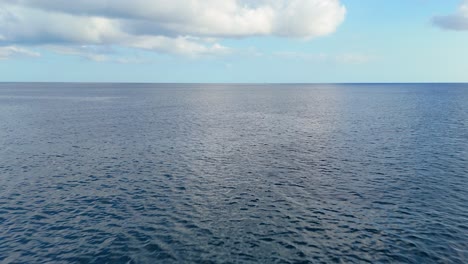 Faszinierender-Überblick-über-Die-Wasseroberfläche-Und-Den-Himmel-Des-Karibischen-Ozeans,-Rückzug-Und-Aufstieg-Aus-Der-Luft