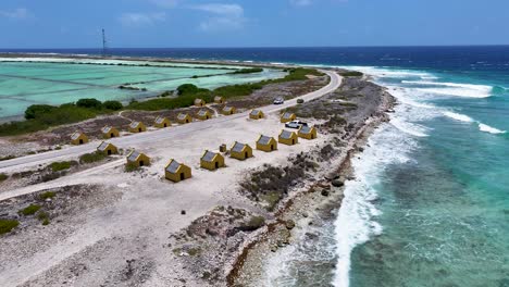 Rote-Sklavenhütten-In-Kralendijk-Auf-Bonaire,-Niederländische-Antillen