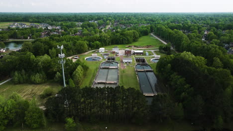 Volando-Hacia-La-Planta-De-Tratamiento-De-Aguas-Residuales-De-Collierville-En-Collierville,-Tennessee,-EE.UU.