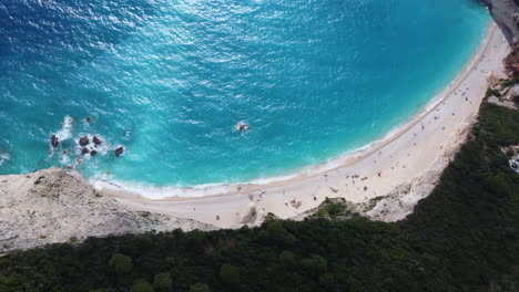 Una-Vista-Aérea-De-Los-Escarpados-Acantilados-De-La-Playa-De-Porto-Katsiki-En-Grecia