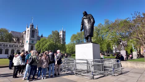 Eine-Gruppe-Von-Touristen-Steht-An-Einem-Sonnigen-Morgen-Neben-Der-Statue-Von-Winston-Churchill-Auf-Dem-Parliament-Square