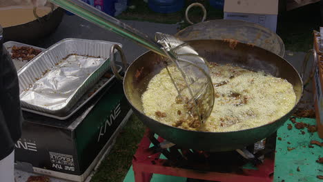 Frittierte-Pakora,-Gerührt-In-Einem-Riesigen-Kochkessel-Beim-Nagar-Kirtan-Fest