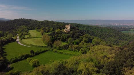 El-Antiguo-Castillo-De-Salvassola-Vic-Rodeado-De-Frondosos-Bosques-Y-Campos-Cerca-De-Barcelona,-Vista-Aérea