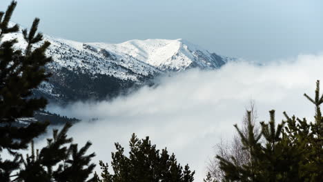 Zeitraffer-Wolken-Ziehen-Unter-Schneebedeckten-Bergen-Dahin-Und-Zoomen-In-Kaimaktsalan,-Griechenland,-Voras