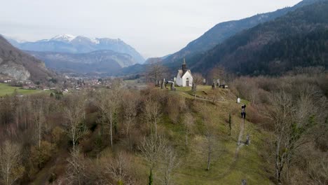 Miniaturkirche-In-Einem-Malerischen-Bergtal-Auf-Einem-Kleinen-Hügel-In-Frankreich,-La-Tour